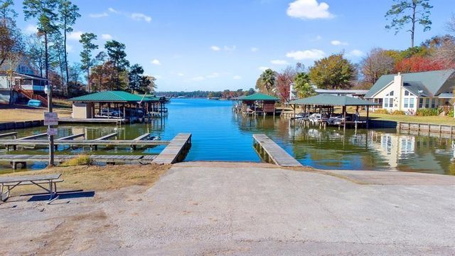 225 Peninsula Drive, Livingston, TX 77351