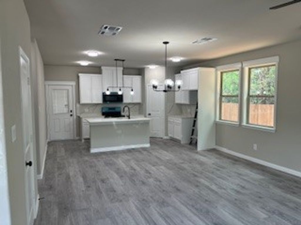 5612 Black Pine Circle, Granbury, TX 76048