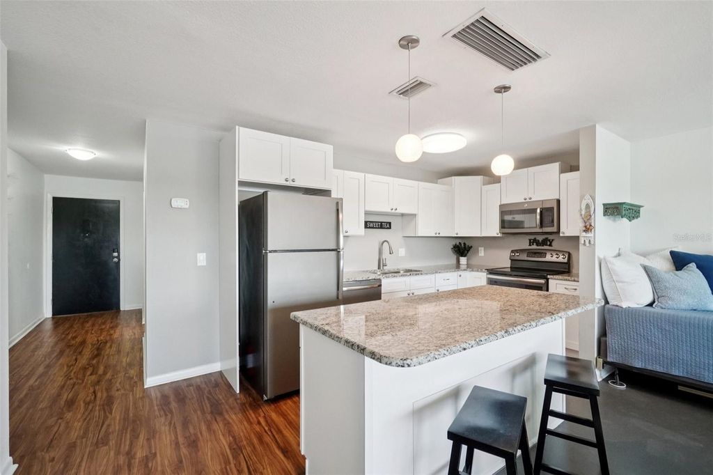 Image 11 of property listing at 3850 13TH AVENUE N 212, St Petersburg, FL 33713