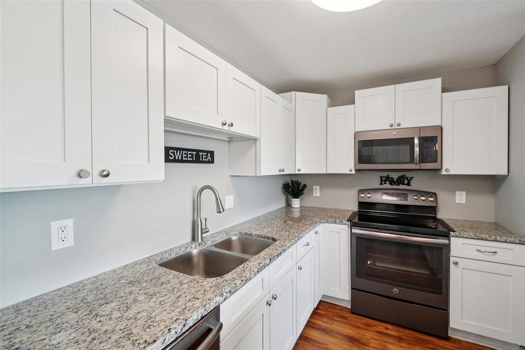 Image 13 of property listing at 3850 13TH AVENUE N 212, St Petersburg, FL 33713