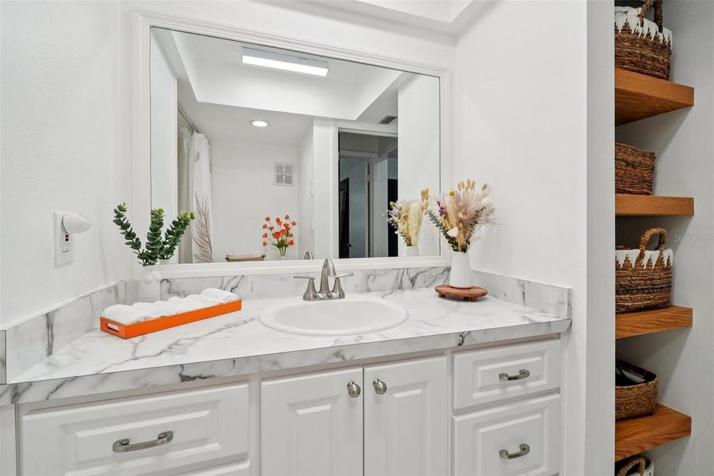 Image 21 of property listing at 3850 13TH AVENUE N 212, St Petersburg, FL 33713