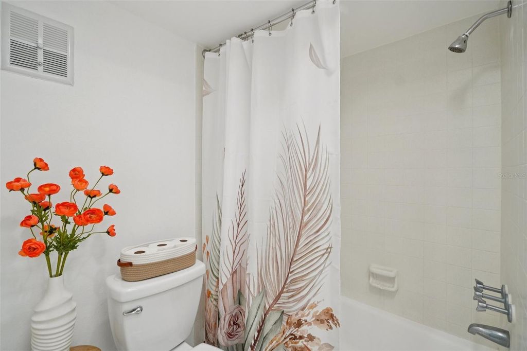 Image 22 of property listing at 3850 13TH AVENUE N 212, St Petersburg, FL 33713