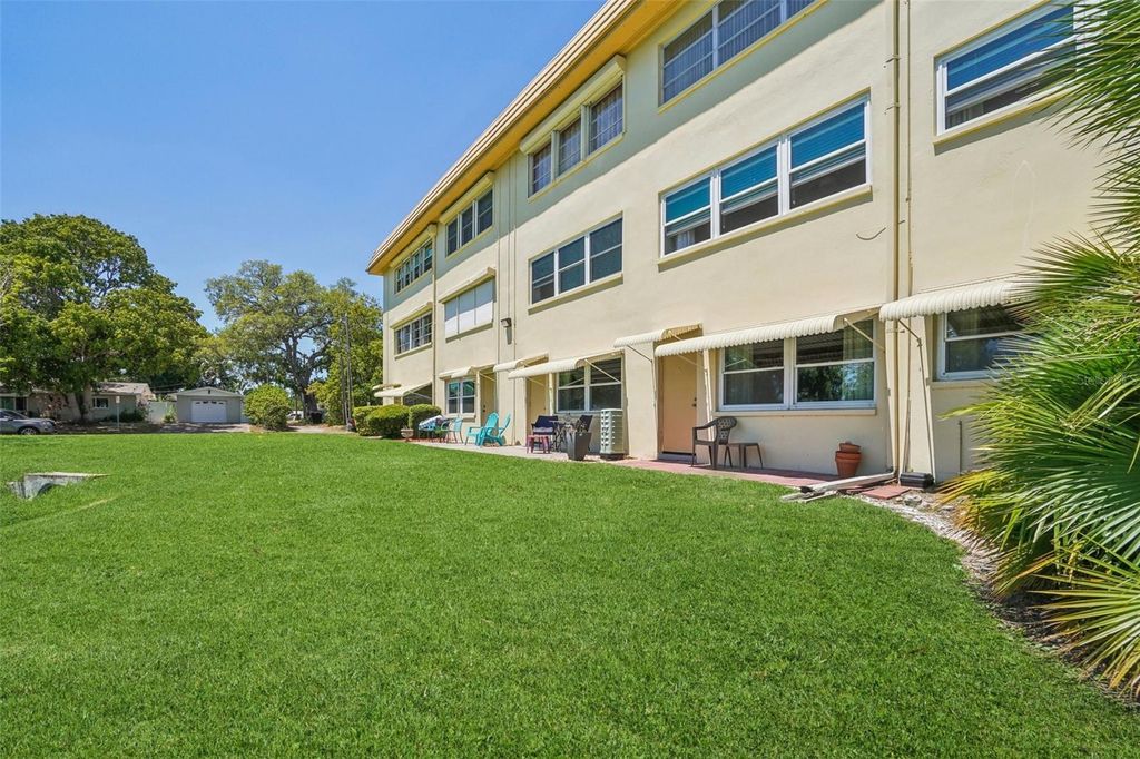 Image 26 of property listing at 3850 13TH AVENUE N 212, St Petersburg, FL 33713