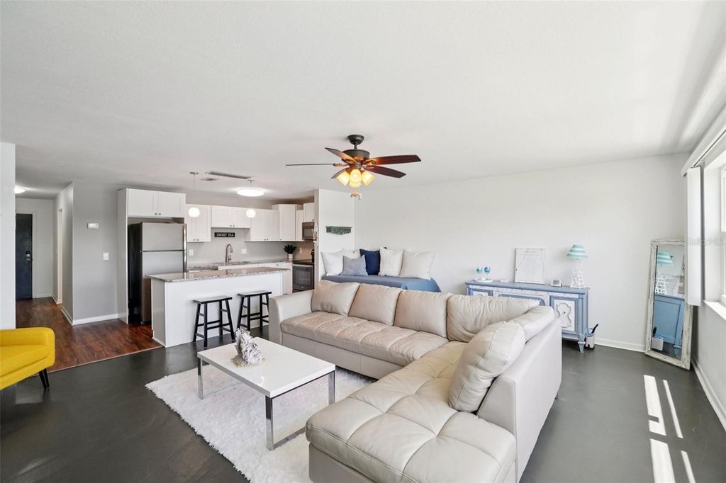 Image 8 of property listing at 3850 13TH AVENUE N 212, St Petersburg, FL 33713