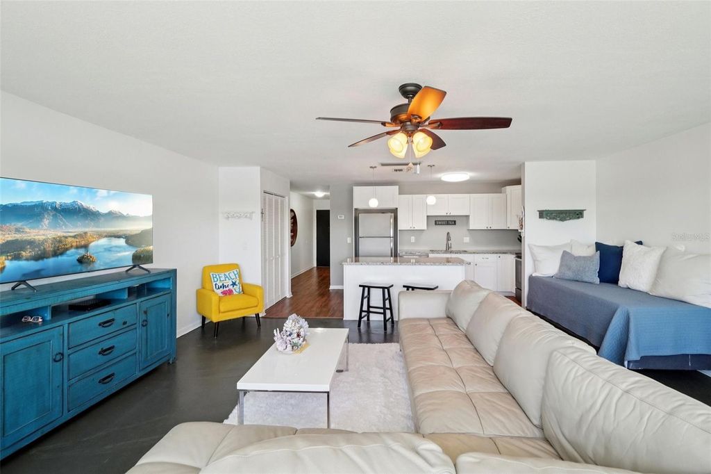 Image 10 of property listing at 3850 13TH AVENUE N 212, St Petersburg, FL 33713