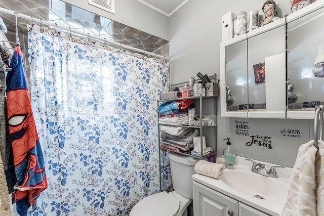 5335 W Barry Avenue, Chicago, IL 60641