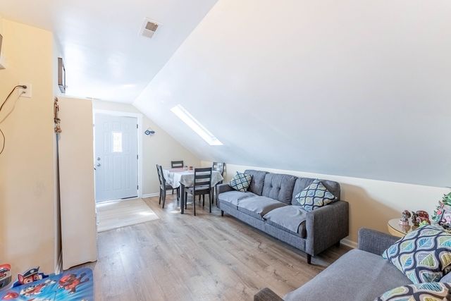 5335 W Barry Avenue, Chicago, IL 60641