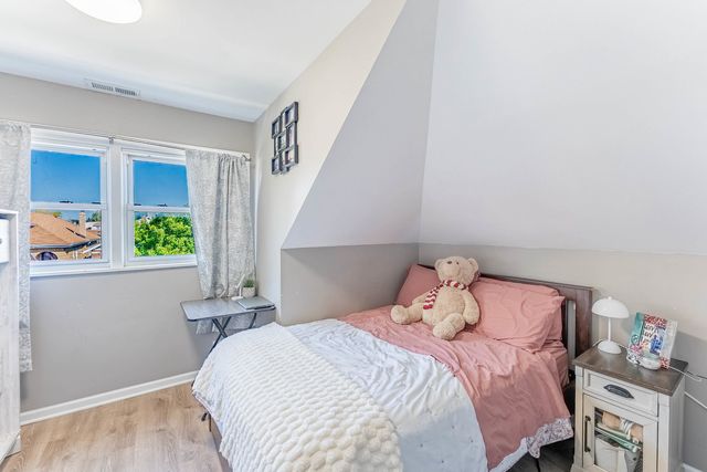 5335 W Barry Avenue, Chicago, IL 60641