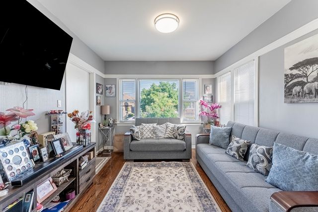 5335 W Barry Avenue, Chicago, IL 60641