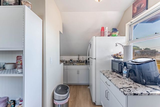 5335 W Barry Avenue, Chicago, IL 60641