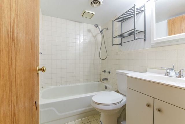 5335 W Barry Avenue, Chicago, IL 60641