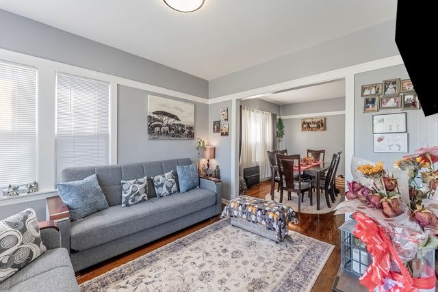 5335 W Barry Avenue, Chicago, IL 60641