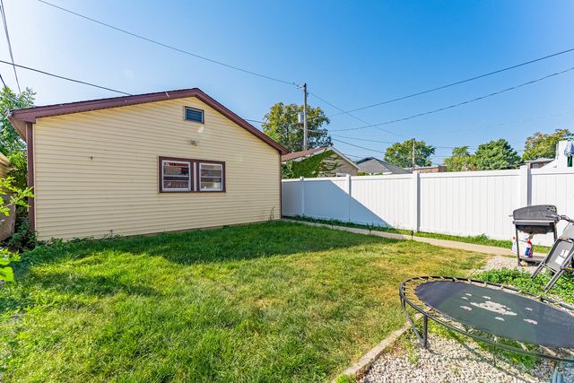 5335 W Barry Avenue, Chicago, IL 60641