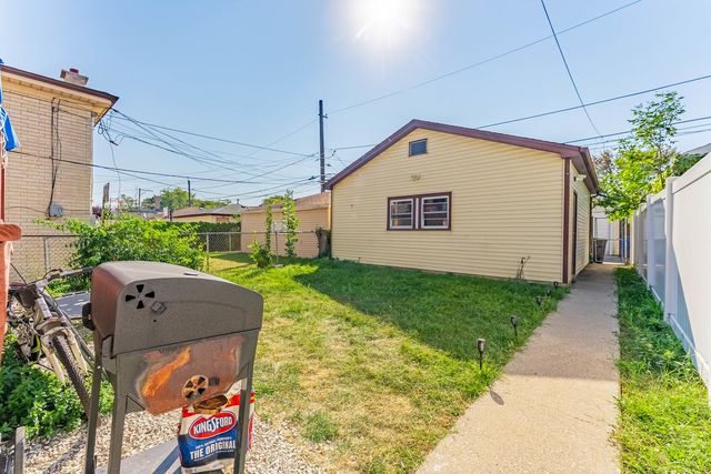 5335 W Barry Avenue, Chicago, IL 60641