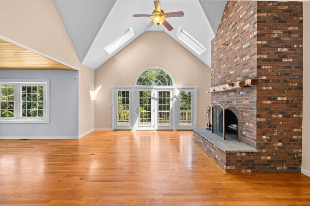 42 Mattapan St, Falmouth, MA 02536