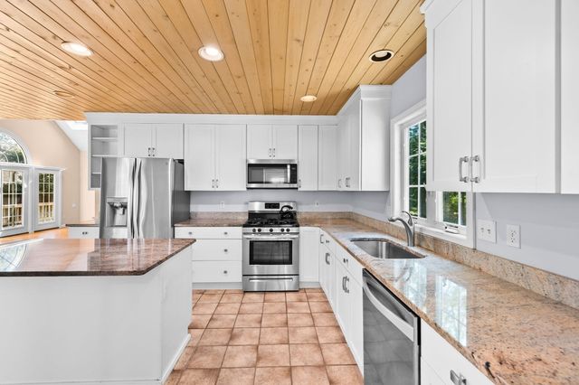 42 Mattapan St, Falmouth, MA 02536