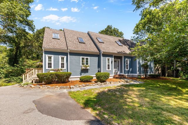 42 Mattapan St, Falmouth, MA 02536