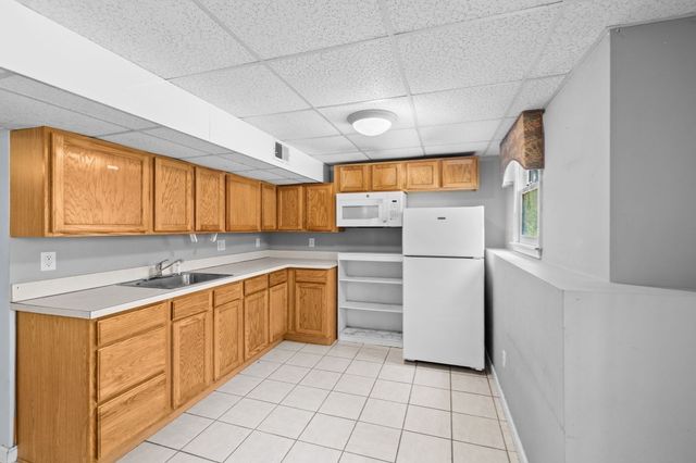 42 Mattapan St, Falmouth, MA 02536