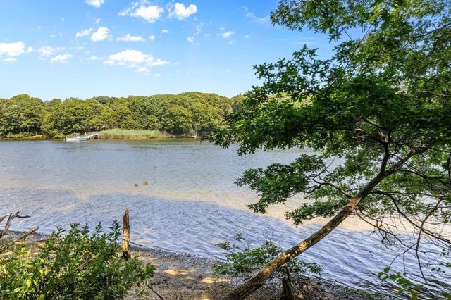 42 Mattapan St, Falmouth, MA 02536