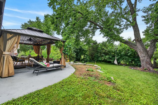 2843 S Briarwood Drive E, Arlington Heights, IL 60005
