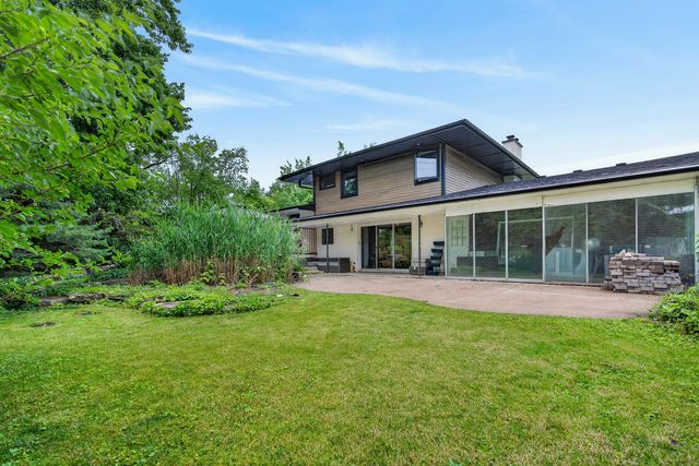 2843 S Briarwood Drive E, Arlington Heights, IL 60005