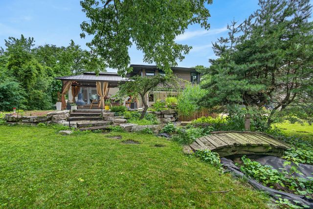 2843 S Briarwood Drive E, Arlington Heights, IL 60005