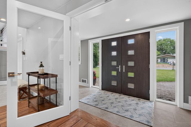 2843 S Briarwood Drive E, Arlington Heights, IL 60005