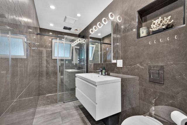 2843 S Briarwood Drive E, Arlington Heights, IL 60005
