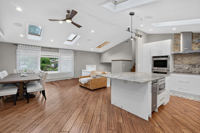 2843 S Briarwood Drive E, Arlington Heights, IL 60005