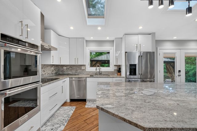 2843 S Briarwood Drive E, Arlington Heights, IL 60005