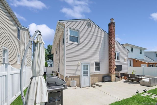 83 Scarcliffe Drive, Malverne, NY 11565