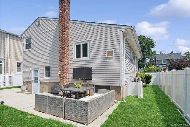 83 Scarcliffe Drive, Malverne, NY 11565