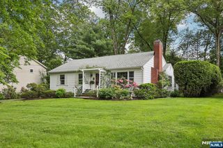 4 Garden Court, Ho-ho-kus, NJ 07423
