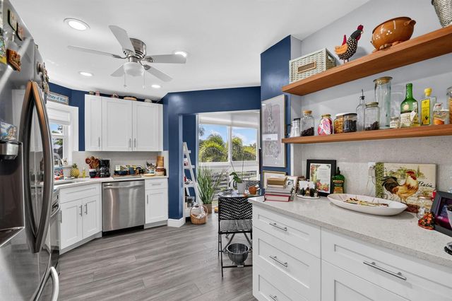 3590 Via Poinciana 311, Lake Worth, FL 33467