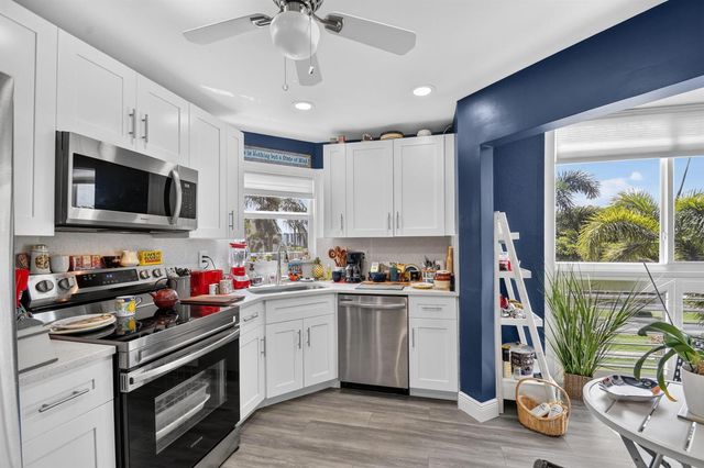 3590 Via Poinciana 311, Lake Worth, FL 33467