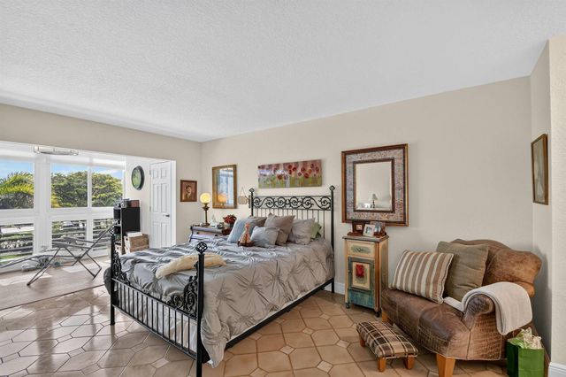 3590 Via Poinciana 311, Lake Worth, FL 33467