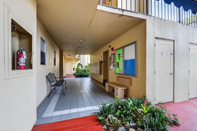 3590 Via Poinciana 311, Lake Worth, FL 33467