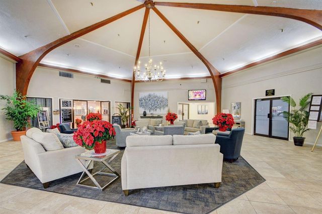 3590 Via Poinciana 311, Lake Worth, FL 33467