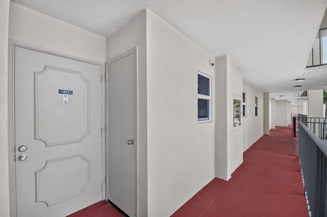 3590 Via Poinciana 311, Lake Worth, FL 33467