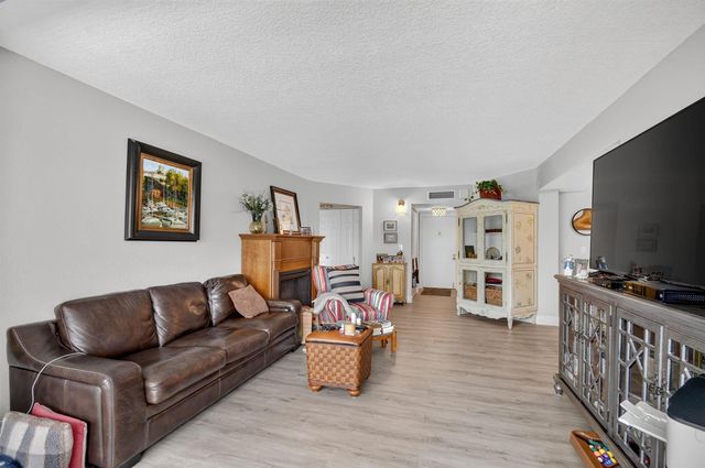 3590 Via Poinciana 311, Lake Worth, FL 33467