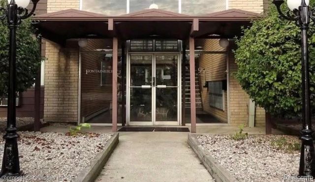 995 N Cass Lake Road, Waterford Charter Township, MI 48328