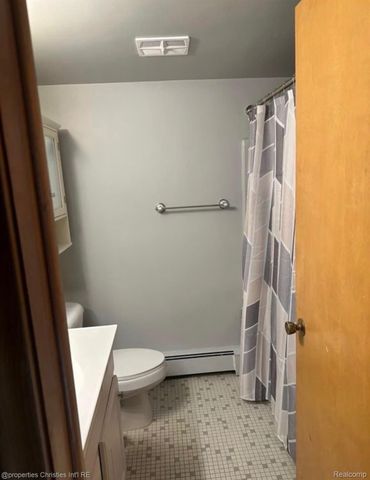 995 N Cass Lake Road, Waterford Charter Township, MI 48328