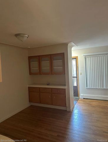 995 N Cass Lake Road, Waterford Charter Township, MI 48328