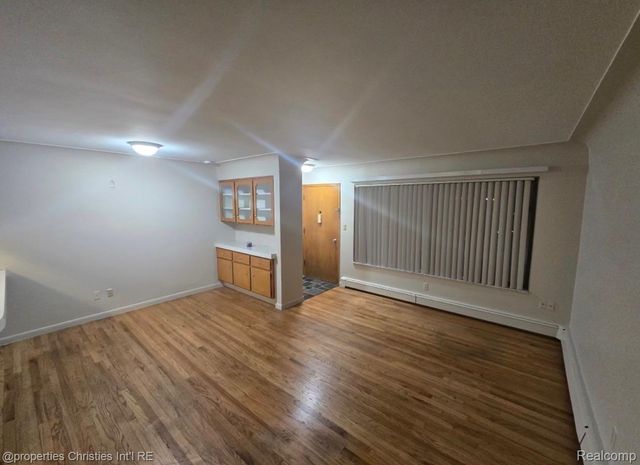 995 N Cass Lake Road, Waterford Charter Township, MI 48328