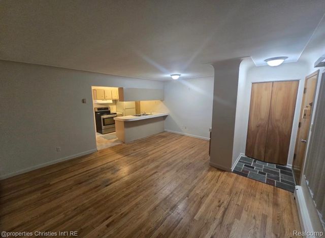 995 N Cass Lake Road, Waterford Charter Township, MI 48328