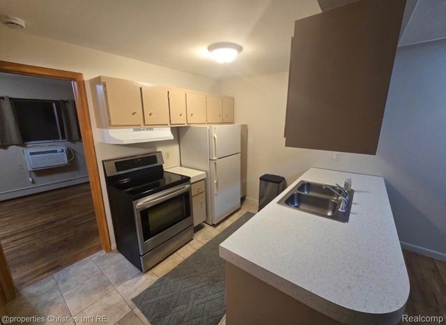 995 N Cass Lake Road, Waterford Charter Township, MI 48328