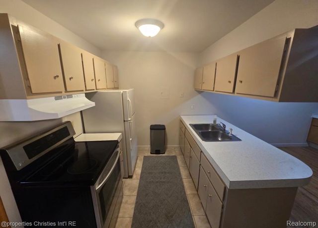 995 N Cass Lake Road, Waterford Charter Township, MI 48328