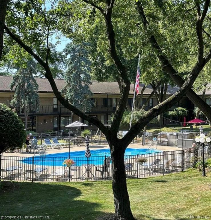 995 N Cass Lake Road, Waterford Charter Township, MI 48328