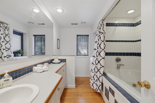 21 Brook Drive, Hudson, NH 03051