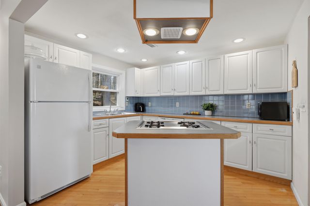 21 Brook Drive, Hudson, NH 03051